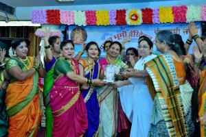 Rajyogini B. K. Shakudidiji giving Momento to Mangala Gauri Group