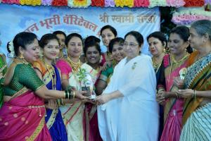 Rajyogini B. K. Shakudidiji giving Momento to Mangala Gauri Group