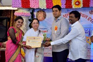 Receving "Diamond in Yoga & Spiritulity  Award" & Certificate Rajyogini B. K. Shaku Didiji, Bro. Niranjan Davkhare, Bro. Rajendra Vakhare & Sis. Seema Vakhare