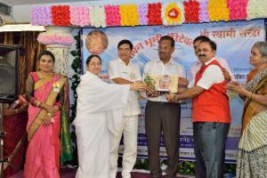 Rajyogini B. K. Shakudidiji giving Award