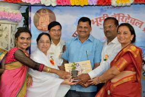 Rajyogini B. K. Shakudidiji giving Award