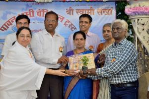 Rajyogini B. K. Shakudidiji giving Award